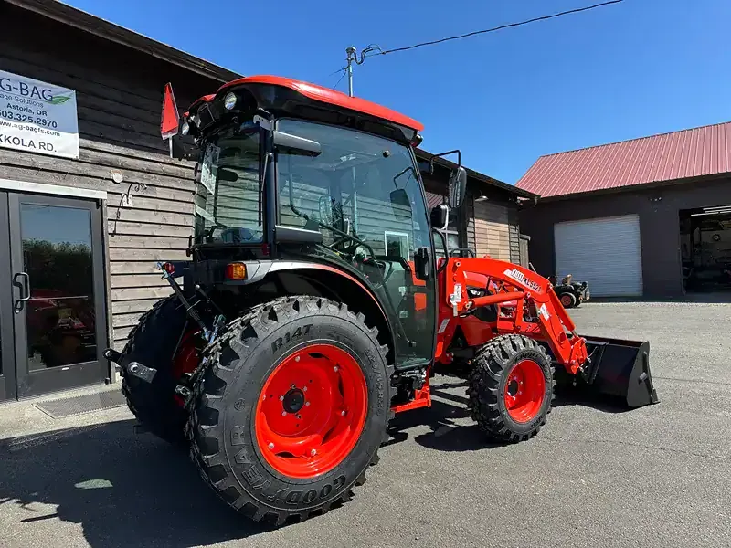 KIOTI DK5320SE HST Cab detail view 4